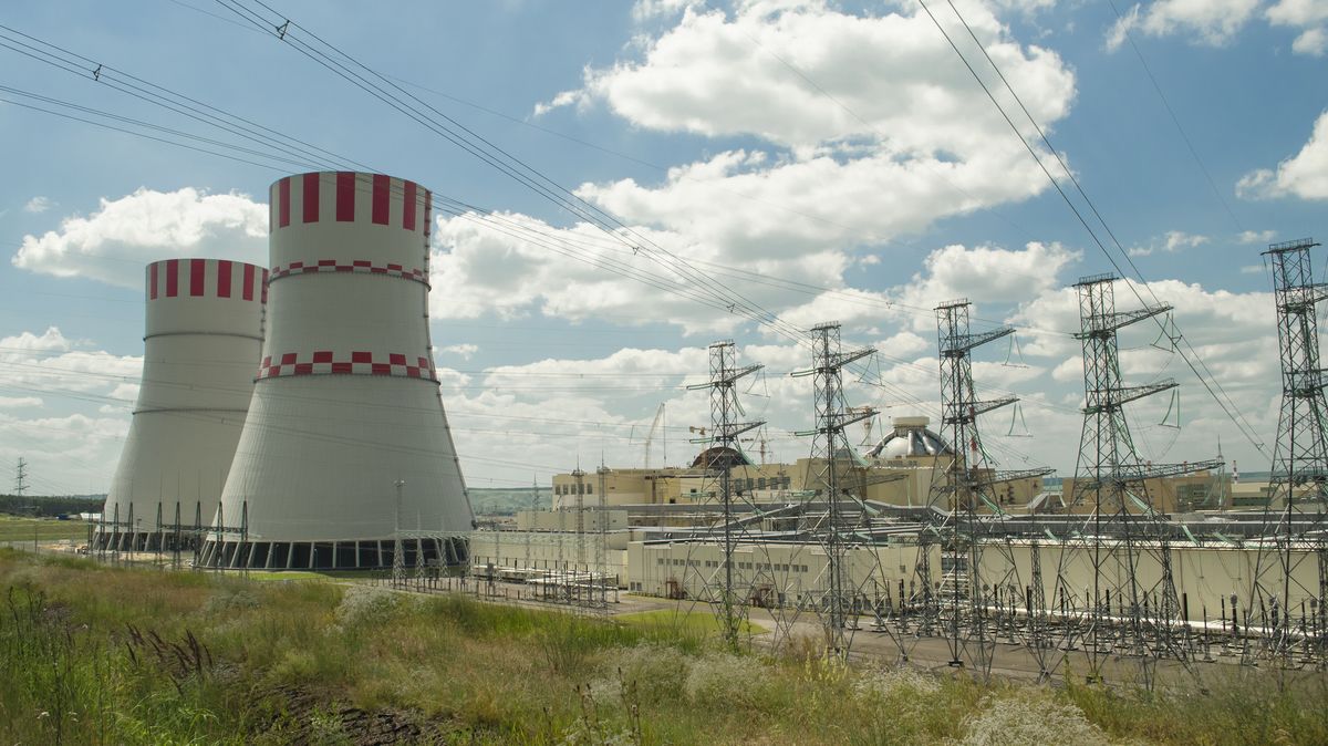 Trosky ukrajinského dronu poškodily zařízení u jaderné elektrárny, tvrdí Rusko